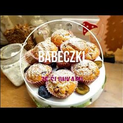 Babeczki jogurtowe ze śliwkami, zrobisz je w kilka minut, wilgotne i pyszne #śliwki #babeczki