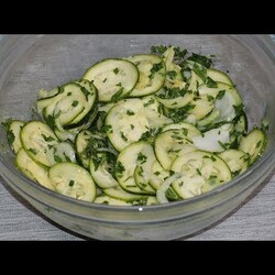 Tikvice na novi način: Osvježavajuća salata od tikvica koju morate probati!