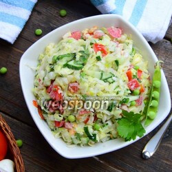 Салат из молодой капусты со свежим горошком