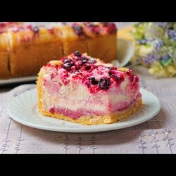 Jogurt kolač sa crvenim voćem