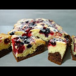 Pyszne ciasto z owocami mrożonymi - przepis na szybkie i tanie domowe ciasto #ciasta