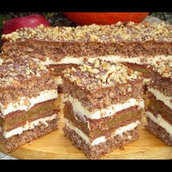 Pyszne ciasto jabłkowo-orzechowe z kremem-idealne na święta i nie tylko