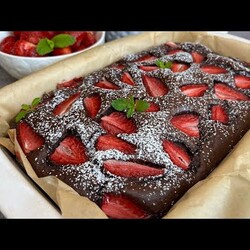 Ekspresowe ciasto czekoladowe z truskawkami