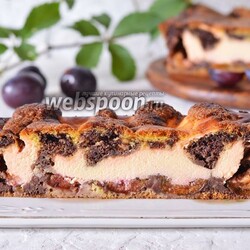Пирог со сливами и творогом