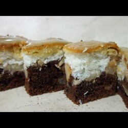 Ciasto Jesienne z polewą chałwową i jabłkami