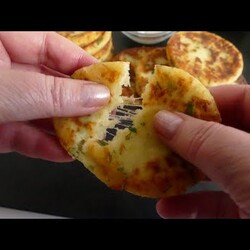 Вкуснейшие картофельные оладушки с сыром! Готовьте сразу двойную порцию! Это фантастически вкусно!