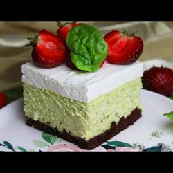 SERNIK Z MLEKIEM SKONDENSOWANYM, SZPINAKIEM, MASĄ ŚMIETANKOWĄ I TRUSKAWKAMI - PRZEPIS KROK PO KROKU