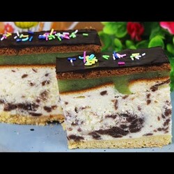 PRZEPIS NA PYSZNY SERNIK Z MUSEM JABŁKOWYM, HERBATNIKAMI ORAZ POLEWĄ - BOMBOWA KUCHNIA