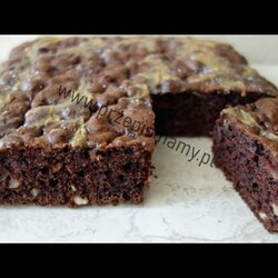 Czekoladowe ciasto Amerykaniec z jabłkami i orzechami