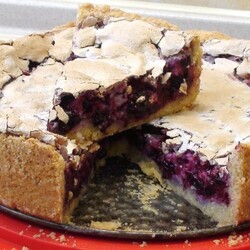 Пирог с черной смородиной