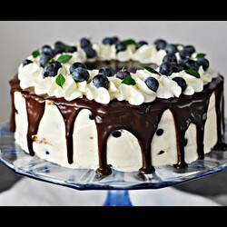 Prosty Kremowy Tort BEZ PIECZENIA z polewą czekoladową – Przepis – Mała Cukierenka