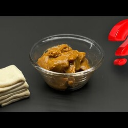 Nehmen Sie Blätterteig und Kondensmilch und fügen Sie die geheime Zutat hinzu. Lecker dessert.