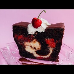 COKOLADNE SNJITE SA KREM SIROM I VISNJAMA