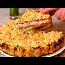 Нежный пирог насыпной с творогом и клубникой