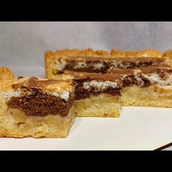 Пляцок з яблуками з бісквітним та пісочним тістом