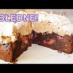 Najlepsze wilgotne ciasto czekoladowe ze śliwkami i bezą – Przepis