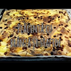 Placinta / Prajitura cu branza si stafide.