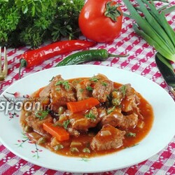 Гуляш из свинины с красным вином и зелёным горошком