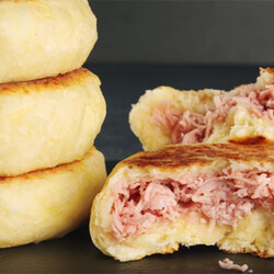 Высыпаем стакан сыра в муку и мгновенное блюдо уже на столе