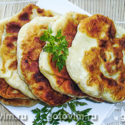 Молдавские лепешки плацинды с картофелем и курицей.