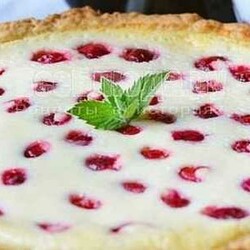 Открытый пирог с вишней