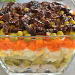 Салат с курицей и черносливом