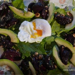 Салат со свеклой, авокадо и яйцом пашот