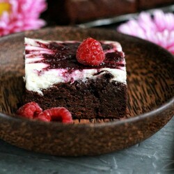 Брауни-чизкейк с малиной