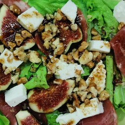 Салат с инжиром  .