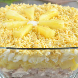 Салат с курицей и ананасами: пошаговый фото и видео рецепт