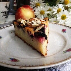 Пирог с черникой и нектаринами