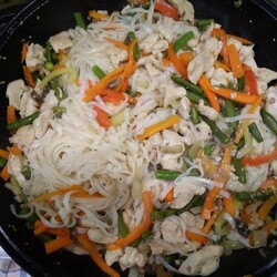 Лапша удон с курицей и овощами