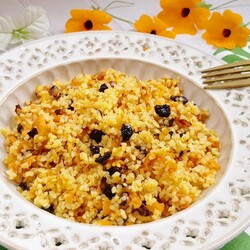 Бургуль с изюмом, жареным луком и морковью