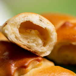 Тесто для пирожков в духовке с сухими дрожжами: быстрый рецепт на молоке - Сладкие хроники