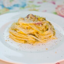 Спагетти с молодым луком и яйцом / Spaghetti con cipollotti freschi e uova | Элла Мартино Рецепты Кулинарные туры Итальянская кухня