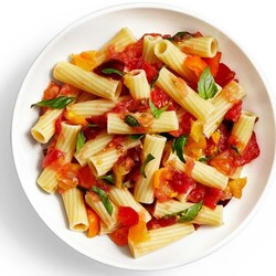 Итальянская паста с базиликом и соусом из протёртых помидоров