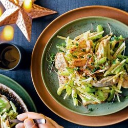 Салат с куриной грудкой, сельдереем, яблоками и арахисовой заправкой, пошаговый рецепт с фото