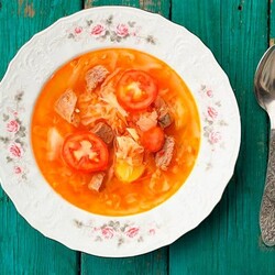 Щи с картофелем, помидорами и капустой