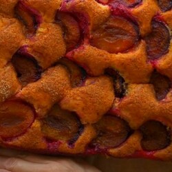 Пирог Королевская шарлотка со сливами