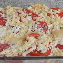 Кабачки с помидорами и сыром, запеченные в сметанном соусе