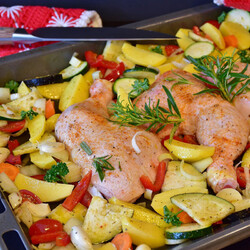 Сколько запекать курицу в духовке. При какой температуре запекать курицу. Как печь курицу. Как запечь куриные голени в микроволновой печи. Как сделать курицу в духовке. Приправы и маринады для запекания курицы. Курица на противне.