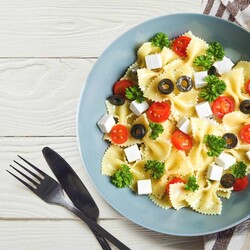 Фарфалле с фетаксой, кедровыми орешками и базиликом. Рецепт с фото.