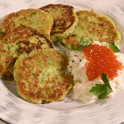 Оладьи из кабачка со страчателлой и красной икрой
