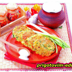 Кабачковые оладьи с зеленью и чесноком