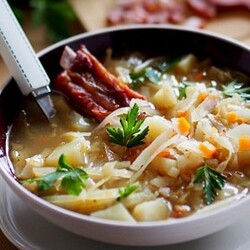 Щи из свежей капусты с копчеными ребрышками