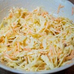 Простой салат из капусты с яблоками и беконом