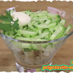 Салат из курицы с яйцом и огурцами. Видео рецепт