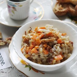 Перловая каша с морковью, луком и орехами