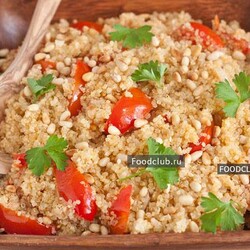 Киноа с орехами и помидорами