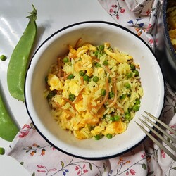 Жёлтый рис с вермишелью, горошком и омлетом – видео рецепт